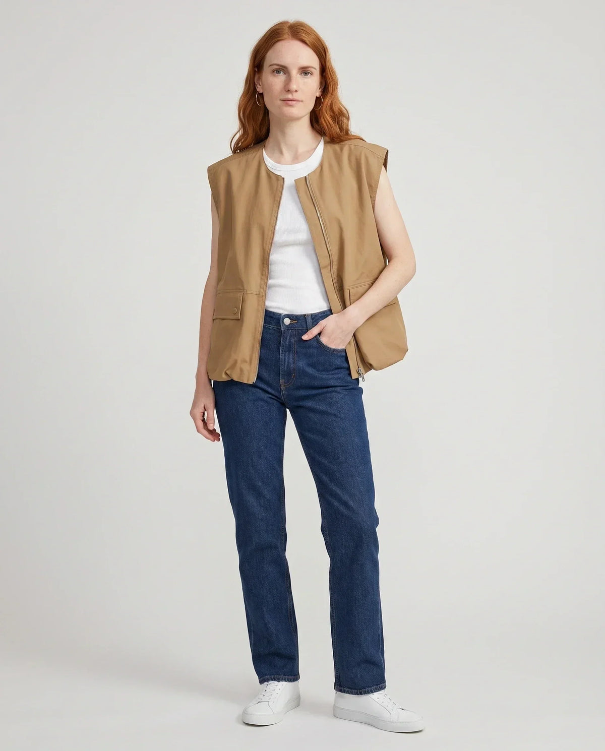 Gilet cargo zippé camel Paloma, vue de face en studio