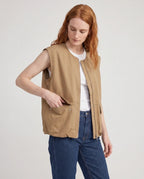 Gilet cargo zippé camel Paloma, vue de trois quarts en studio