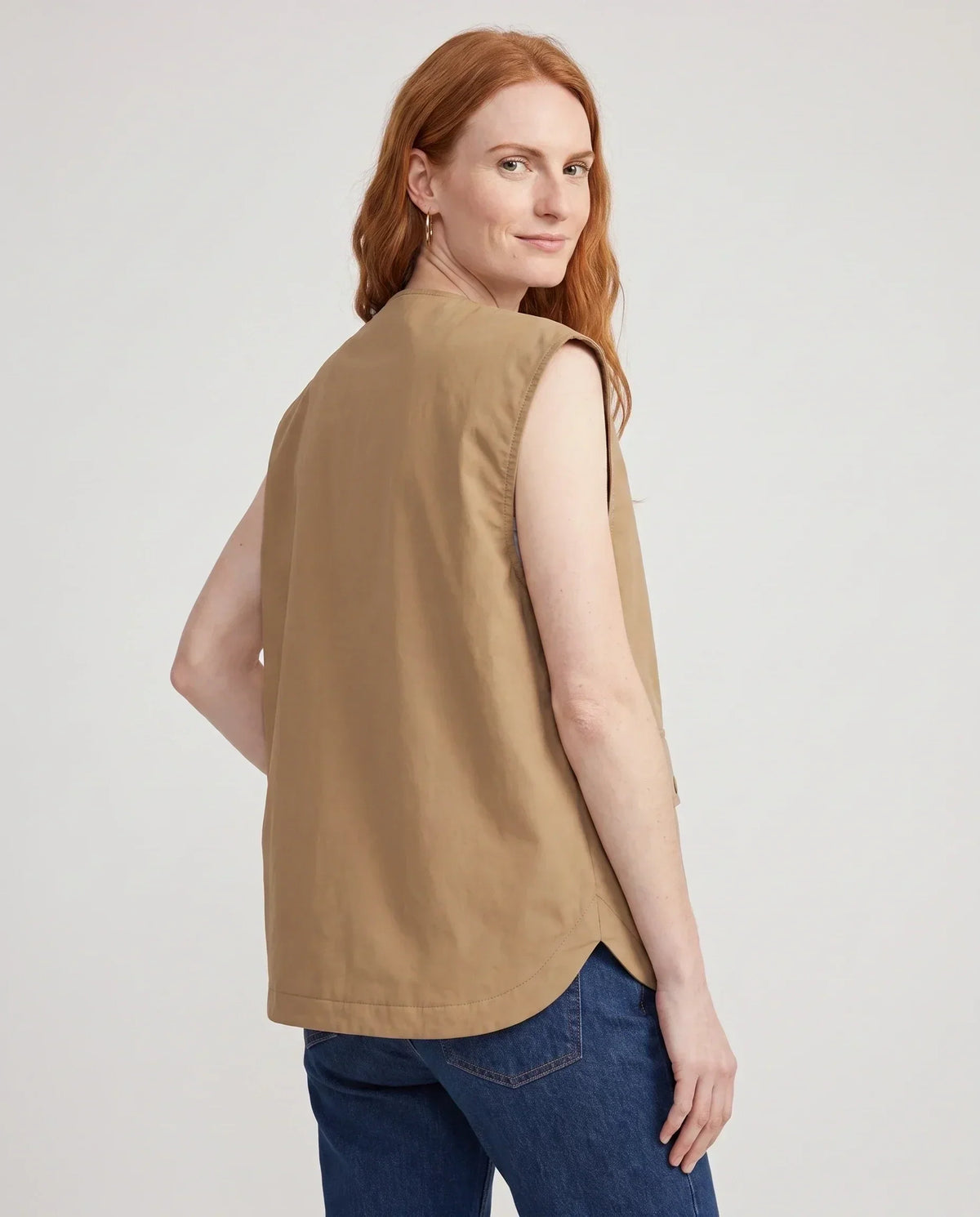 Gilet cargo zippé camel Paloma, vue de dos en studio
