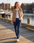 Gilet cargo zippé camel Paloma, porté sur les quais d'un port au soleil du soir