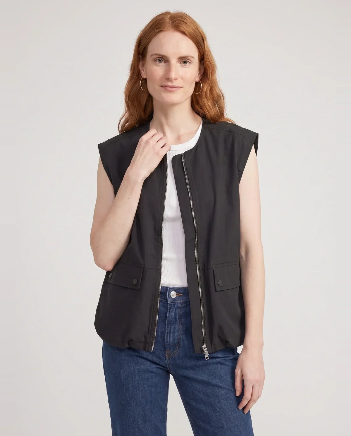 Gilet cargo zippé noir Paloma, plan rapproché en studio