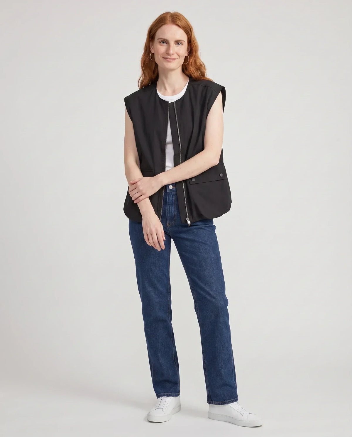 Gilet cargo zippé noir Paloma, vue de face en studio