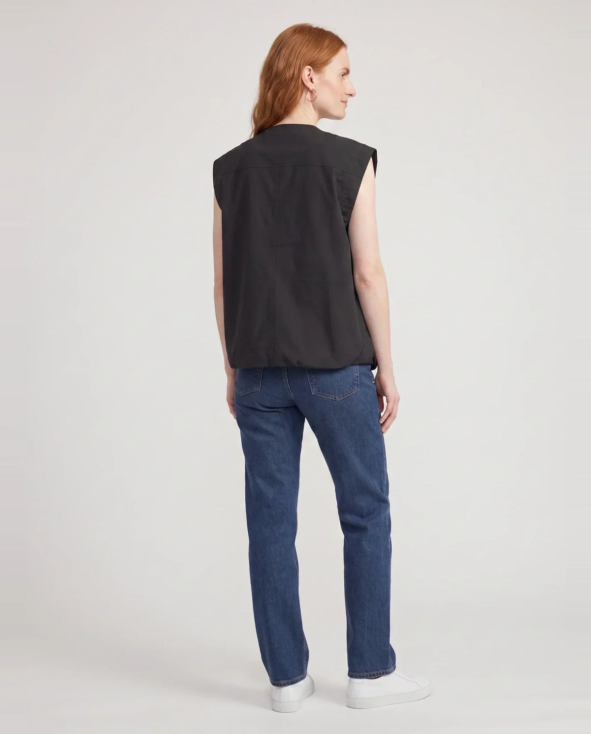 Gilet cargo zippé noir Paloma, vue de dos en studio