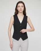 Gilet de tailleur col V noir Bérénice, plan rapproché en studio