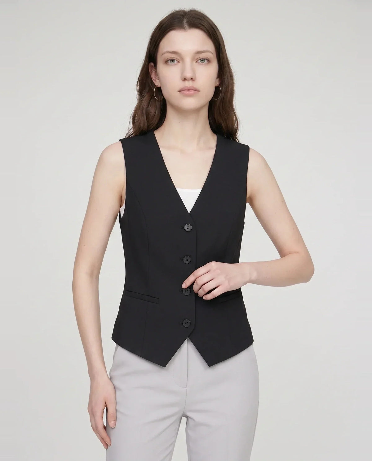 Gilet de tailleur col V noir Bérénice, plan rapproché en studio