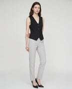 Gilet de tailleur col V noir Bérénice porté sur caraco blanc, vue de face en studio