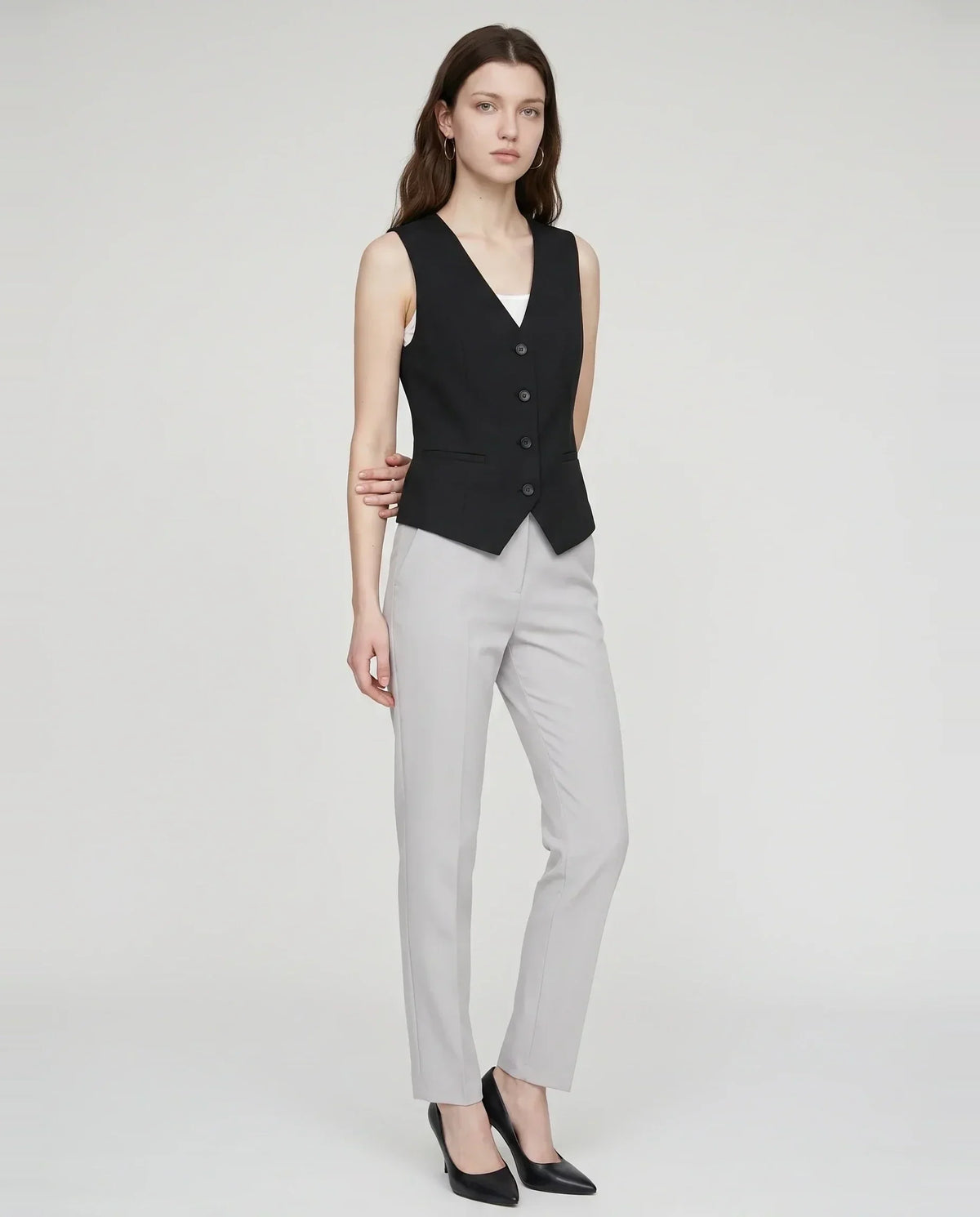 Gilet de tailleur col V noir Bérénice porté sur caraco blanc, vue de face en studio
