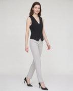 Gilet de tailleur col V noir Bérénice, vue de trois quarts en studio