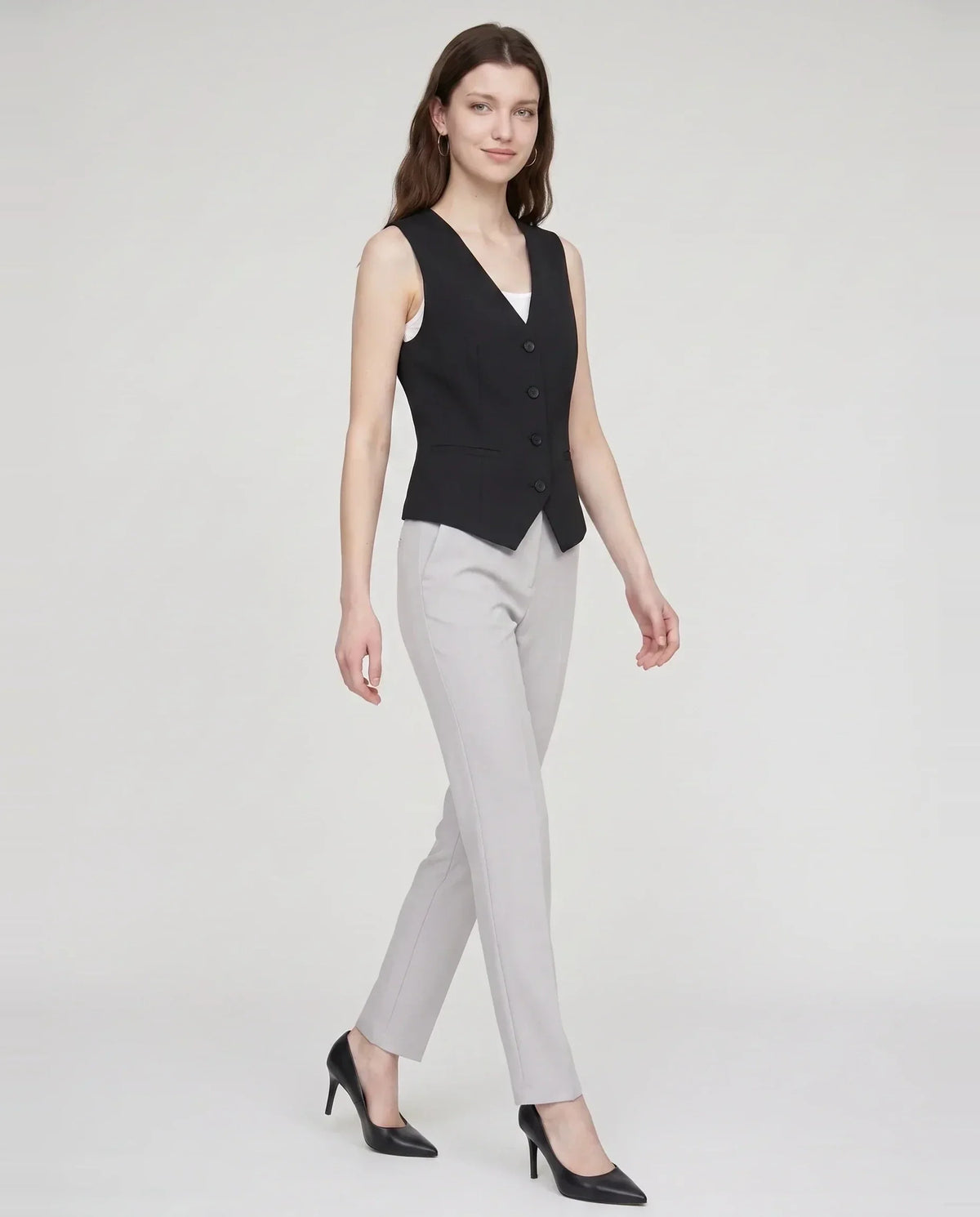 Gilet de tailleur col V noir Bérénice, vue de trois quarts en studio