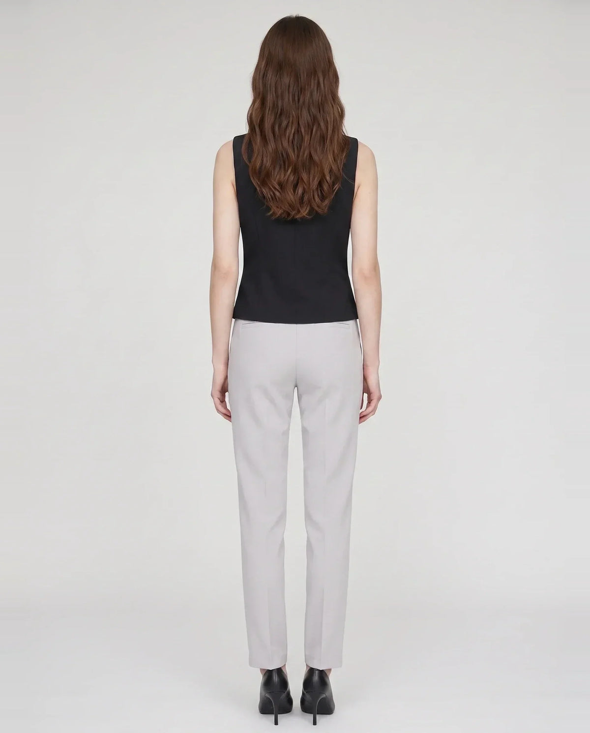 Gilet de tailleur col V noir Bérénice, vue de dos en studio