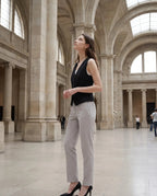 Gilet de tailleur noir Bérénice, porté dans une galerie de musée lumineuse