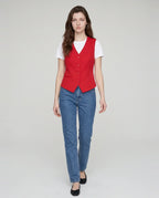 Gilet de tailleur col V rouge Bérénice porté sur t-shirt blanc, vue de face en studio