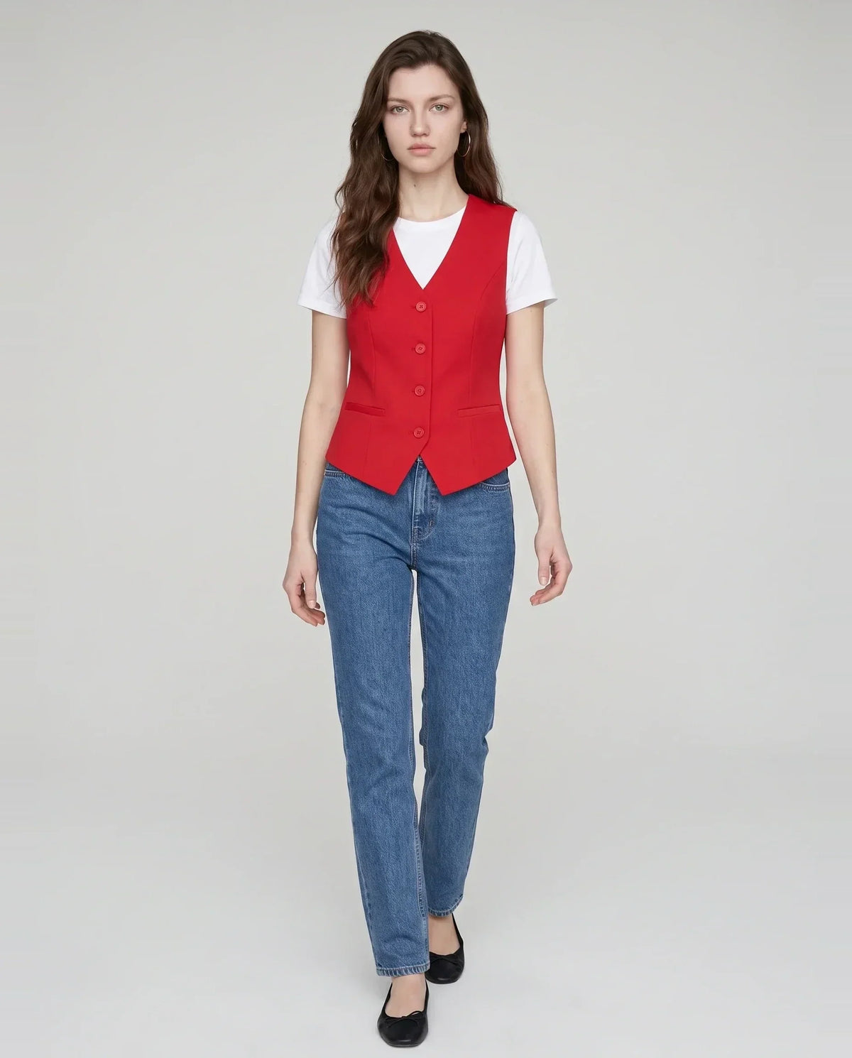Gilet de tailleur col V rouge Bérénice porté sur t-shirt blanc, vue de face en studio
