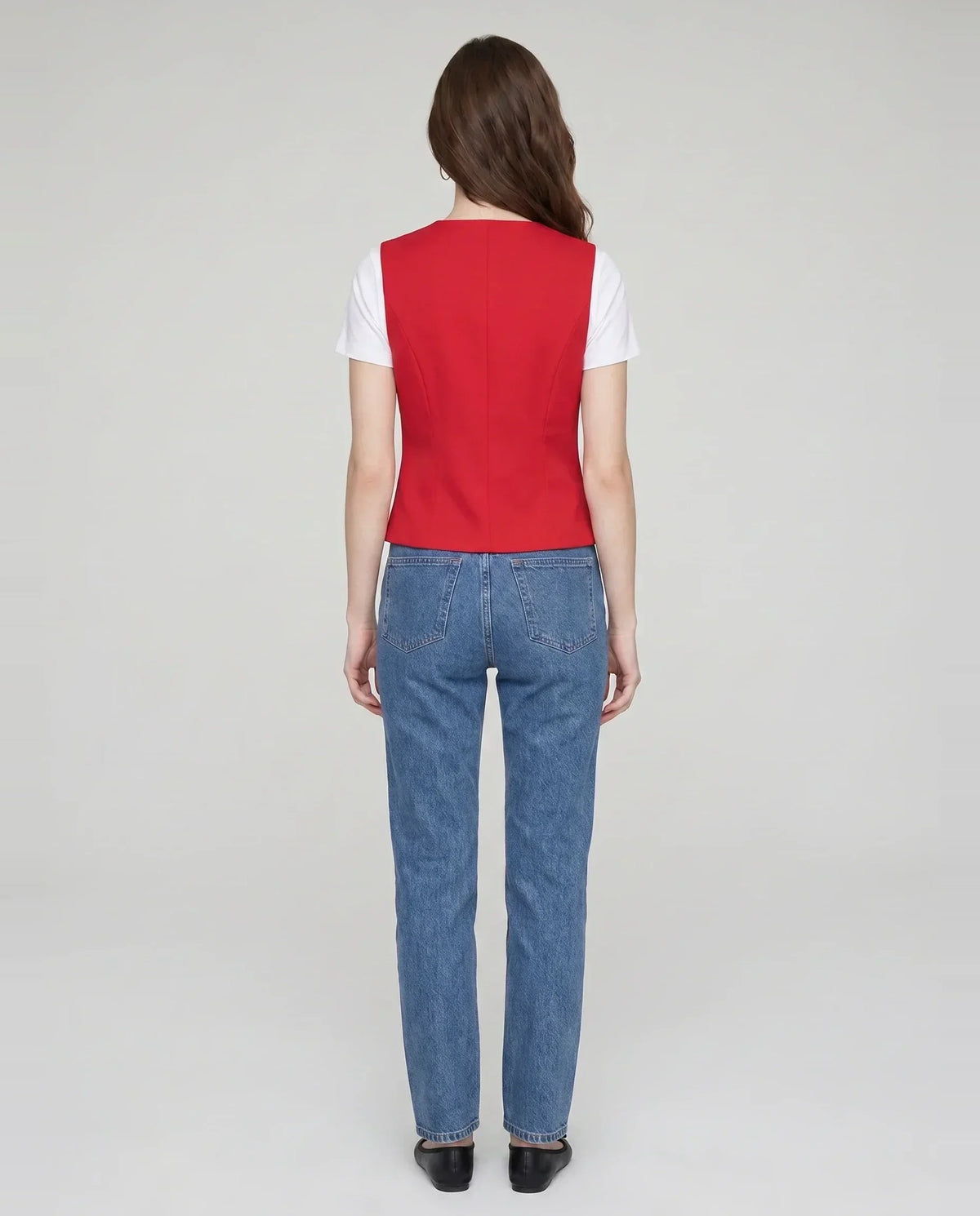 Gilet de tailleur col V rouge Bérénice, vue de dos en studio