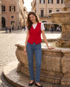 Gilet de tailleur rouge Bérénice, porté sur une piazza avec fontaine