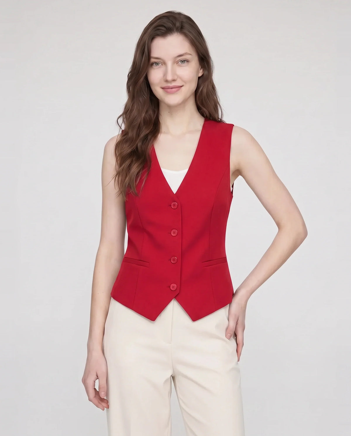 Gilet de tailleur col V rouge profond Bérénice, plan rapproché en studio