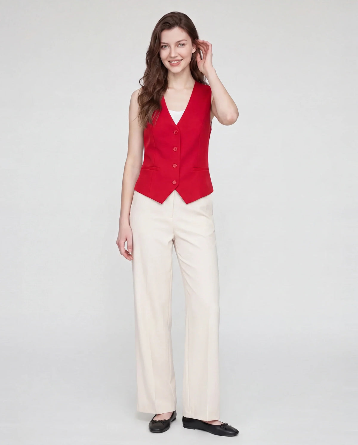 Gilet de tailleur col V rouge profond Bérénice porté sur caraco blanc, vue de face en studio