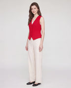 Gilet de tailleur col V rouge profond Bérénice, vue de trois quarts en studio
