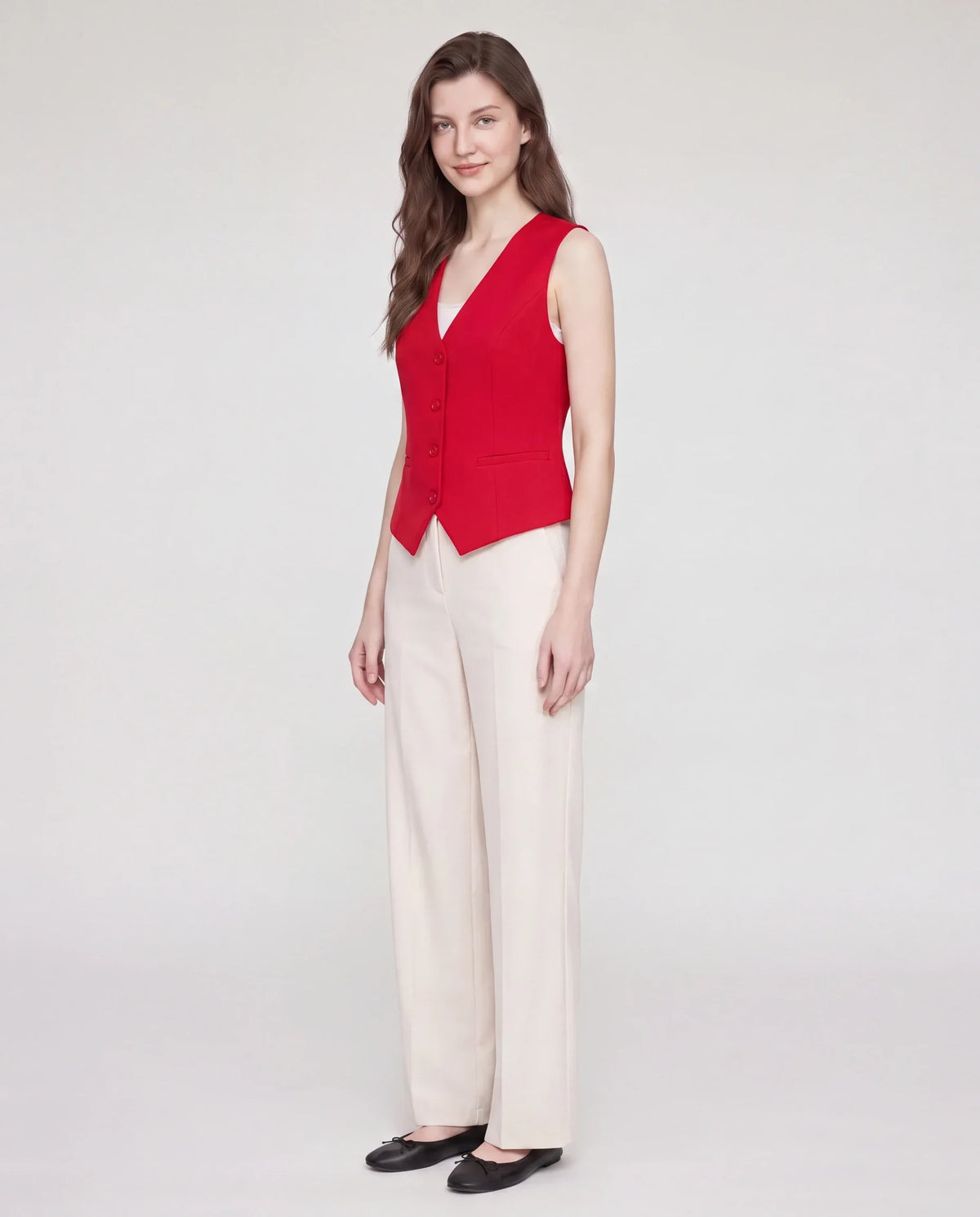 Gilet de tailleur col V rouge profond Bérénice, vue de trois quarts en studio