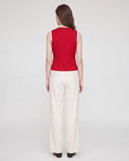 Gilet de tailleur col V rouge profond Bérénice, vue de dos en studio