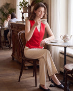 Gilet de tailleur rouge profond Bérénice, porté dans un salon de thé élégant