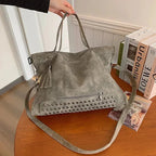 Grand sac à main bandoulière avec dessous clouté et charms pompon Giulia