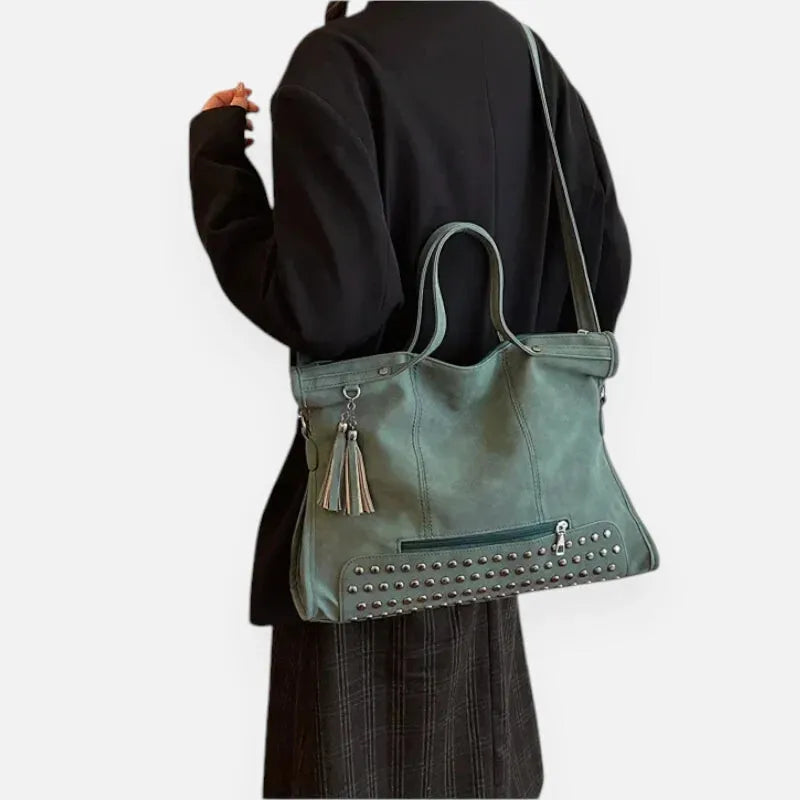Grand sac à main bandoulière avec dessous clouté et charms pompon Giulia
