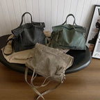 Grand sac à main bandoulière avec dessous clouté et charms pompon Giulia