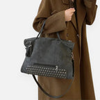 Grand sac à main bandoulière avec dessous clouté et charms pompon Giulia