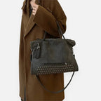 Grand sac à main bandoulière avec dessous clouté et charms pompon Giulia