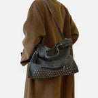 Grand sac à main bandoulière avec dessous clouté et charms pompon Giulia