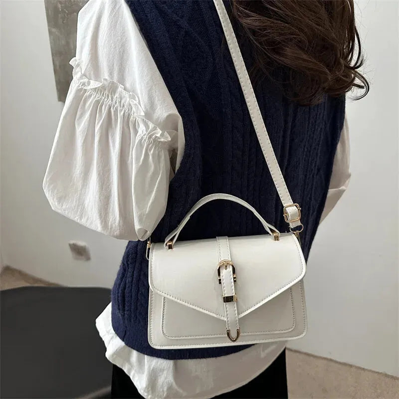 Petit sac à main bandoulière à rabat aux finitions doré Isaline - image 21