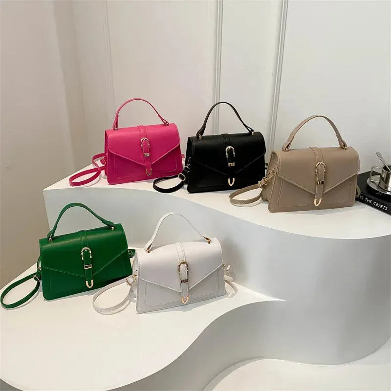Petit sac à main bandoulière à rabat aux finitions doré Isaline - image 30