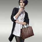Sac à main bandoulière chic brillant et texturé Clara - image 27