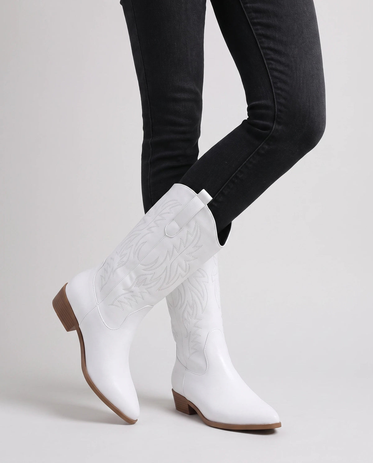 Bottes santiags mi-mollet brodées en simili Prudence — Blanc, portées en plan rapproché