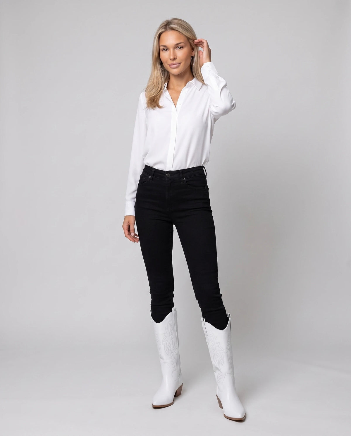 Bottes santiags mi-mollet brodées en simili Prudence — Blanc, portées en plein pied studio