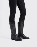 Bottes santiags mi-mollet brodées en simili Prudence — Noir, portées en plan rapproché