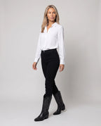 Bottes santiags mi-mollet brodées en simili Prudence — Noir, portées en plein pied studio