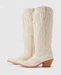 Bottes santiags hautes brodées effet cuir huilé Régine — Blanc Cassé, paire en packshot studio