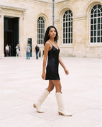 Bottes santiags hautes brodées effet cuir huilé Régine — Blanc Cassé, portées en situation