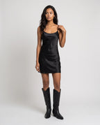 Bottes santiags hautes brodées effet cuir huilé Régine — Noir, portées en plein pied studio