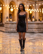 Bottes santiags hautes brodées effet cuir huilé Régine — Noir, portées en extérieur