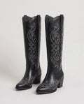 Bottes santiags hautes brodées Ghislaine — Noir, paire vue de trois quarts en studio