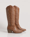 Bottes santiags hautes brodées Ghislaine — Noisette, paire vue de profil en studio