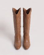 Bottes santiags hautes brodées Ghislaine — Noisette, paire vue en plongée en studio