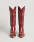 Bottes santiags hautes brodées Ghislaine — Rouge Grenat, paire vue de face en studio