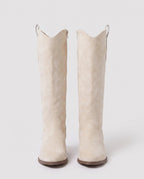 Bottes santiags brodées en suédine Zéphyrine — Blanc Cassé, paire vue de face studio
