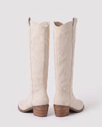 Bottes santiags brodées en suédine Zéphyrine — Blanc Cassé, paire vue de trois quarts arrière, couture de tige et talon empilé