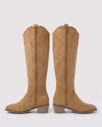 Bottes santiags brodées en suédine Zéphyrine — Camel, paire vue de profil studio