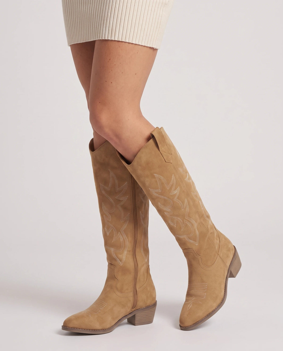 Bottes santiags brodées en suédine Zéphyrine — Camel, portées en plan rapproché avec une robe courte